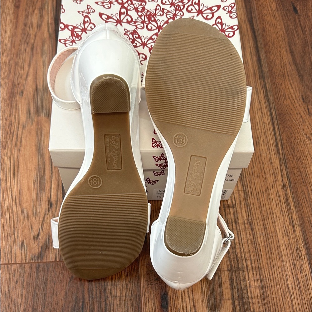 Girls White Patent Leather Low Heal Dress Shoes - Picture 3 of 3